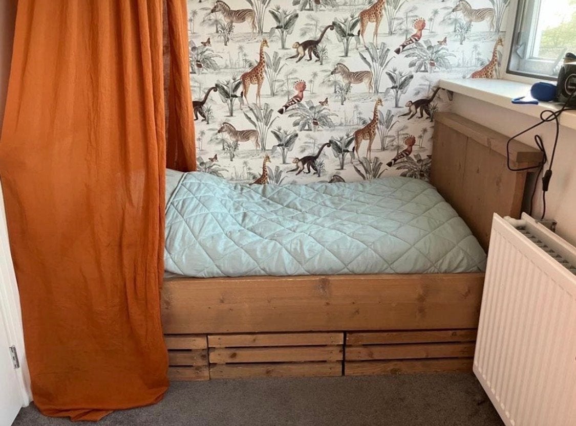 Houten kinderbed met matras en uitvalbescherming, Ophalen, 70 tot 85 cm, Zo goed als nieuw, Matras