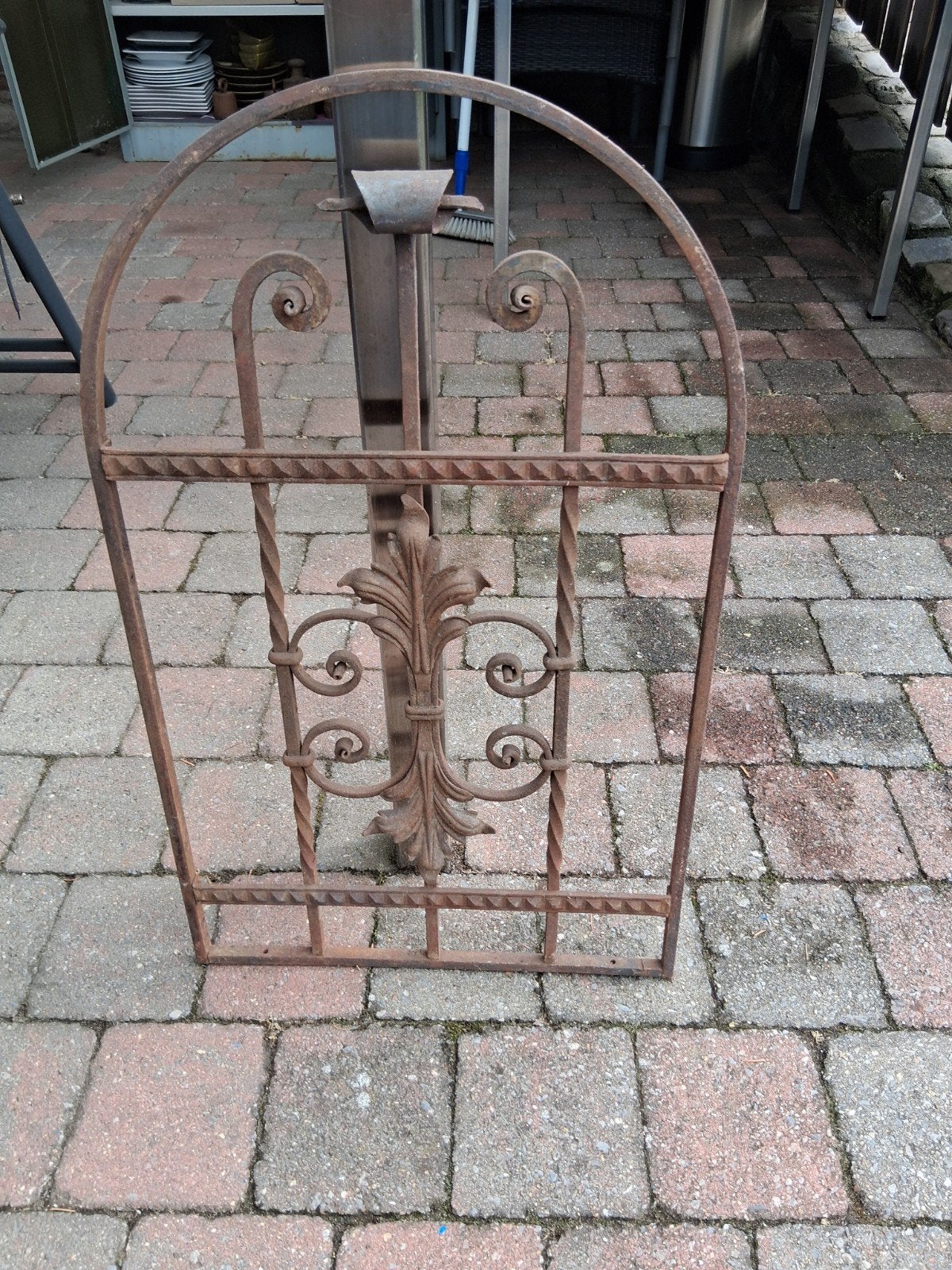 Smeedijzeren decoratie voor deur of raam, Ophalen