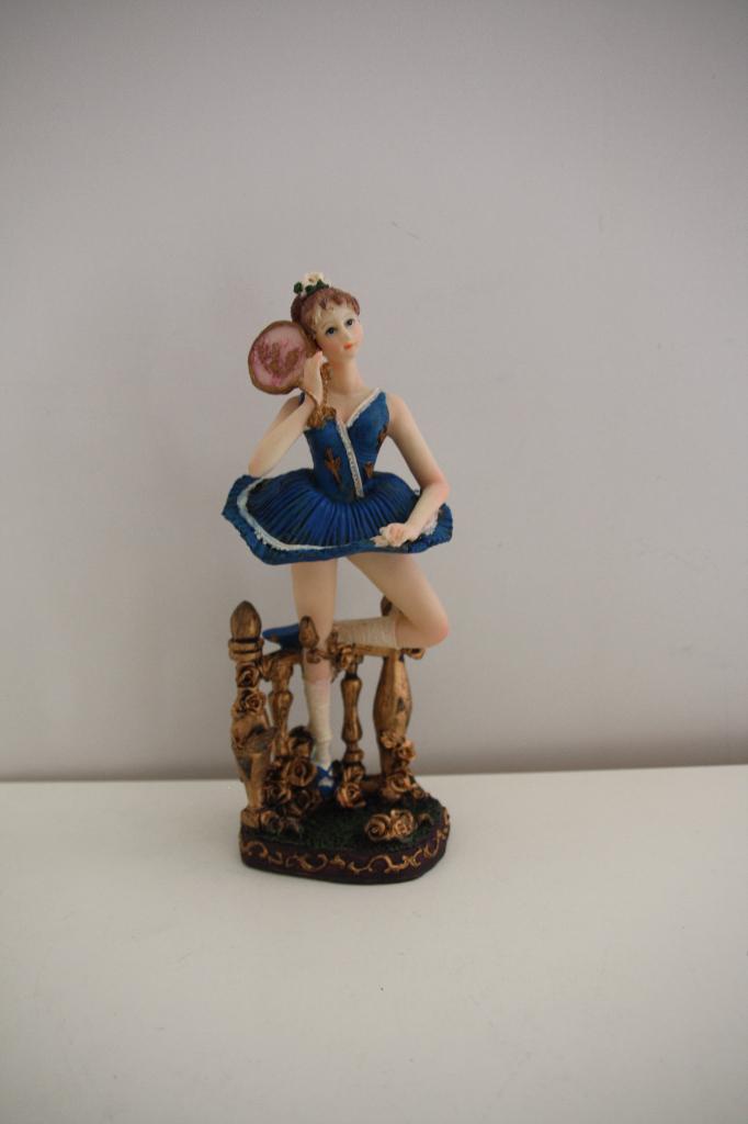 Vintage polystone beeldje van een klassieke ballet danseres, Ophalen of Verzenden, Nieuw, Mens