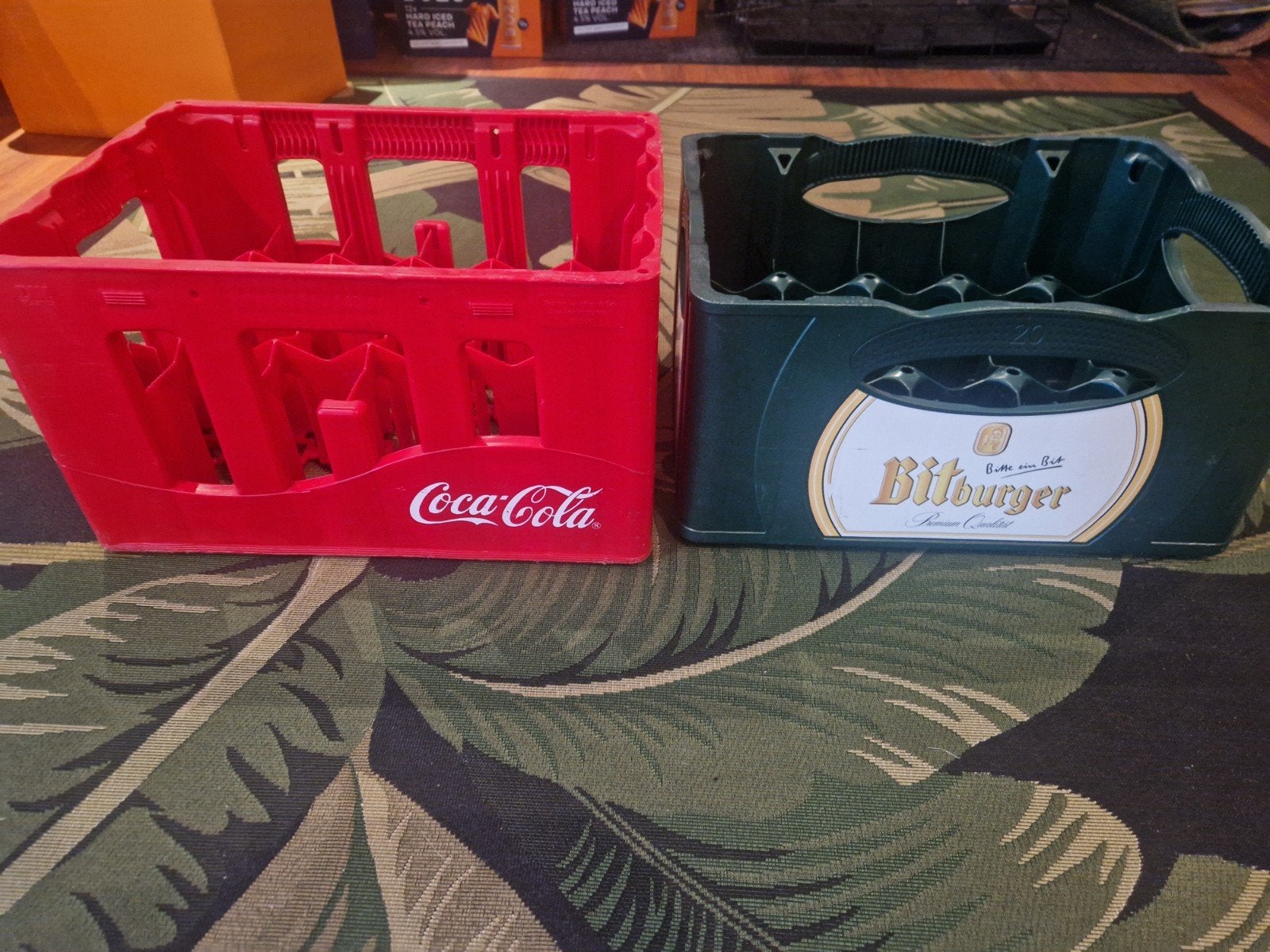Bierkratten: Bitburger en Coca-Cola, Ophalen, Gebruikt, 40 tot 60 cm, 50 tot 75 cm