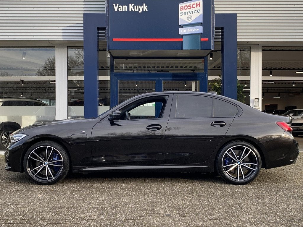 BMW 3-serie 330e M Sport High Executive / Automaat / NL-Auto, 1998 cc, Achterwielaandrijving, Gebruikt, Zwart