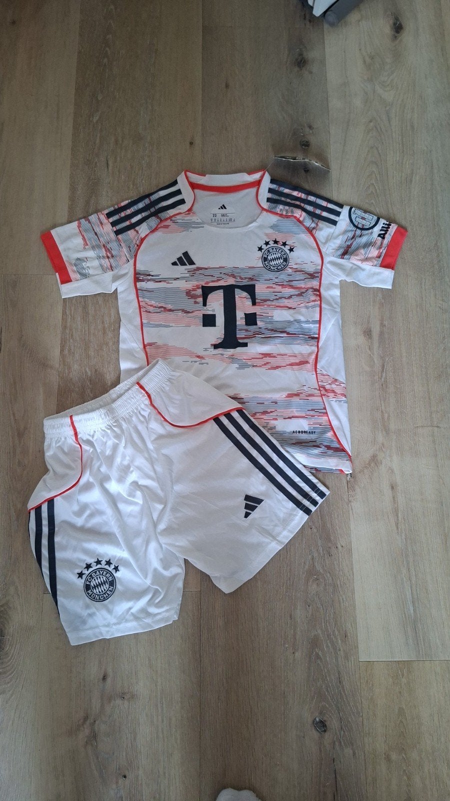 Bayern München tenue maat 140 (nieuw met kaartjes), Sport en Fitness, Voetbal, Maat XS of kleiner, Verzenden, Nieuw, Set