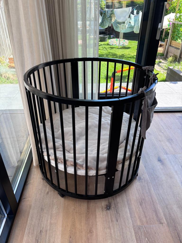 Nette ronde zwarte box op wieltjes, Kinderen en Baby's, Boxen, Ophalen, Zo goed als nieuw, Rond, Wieltjes