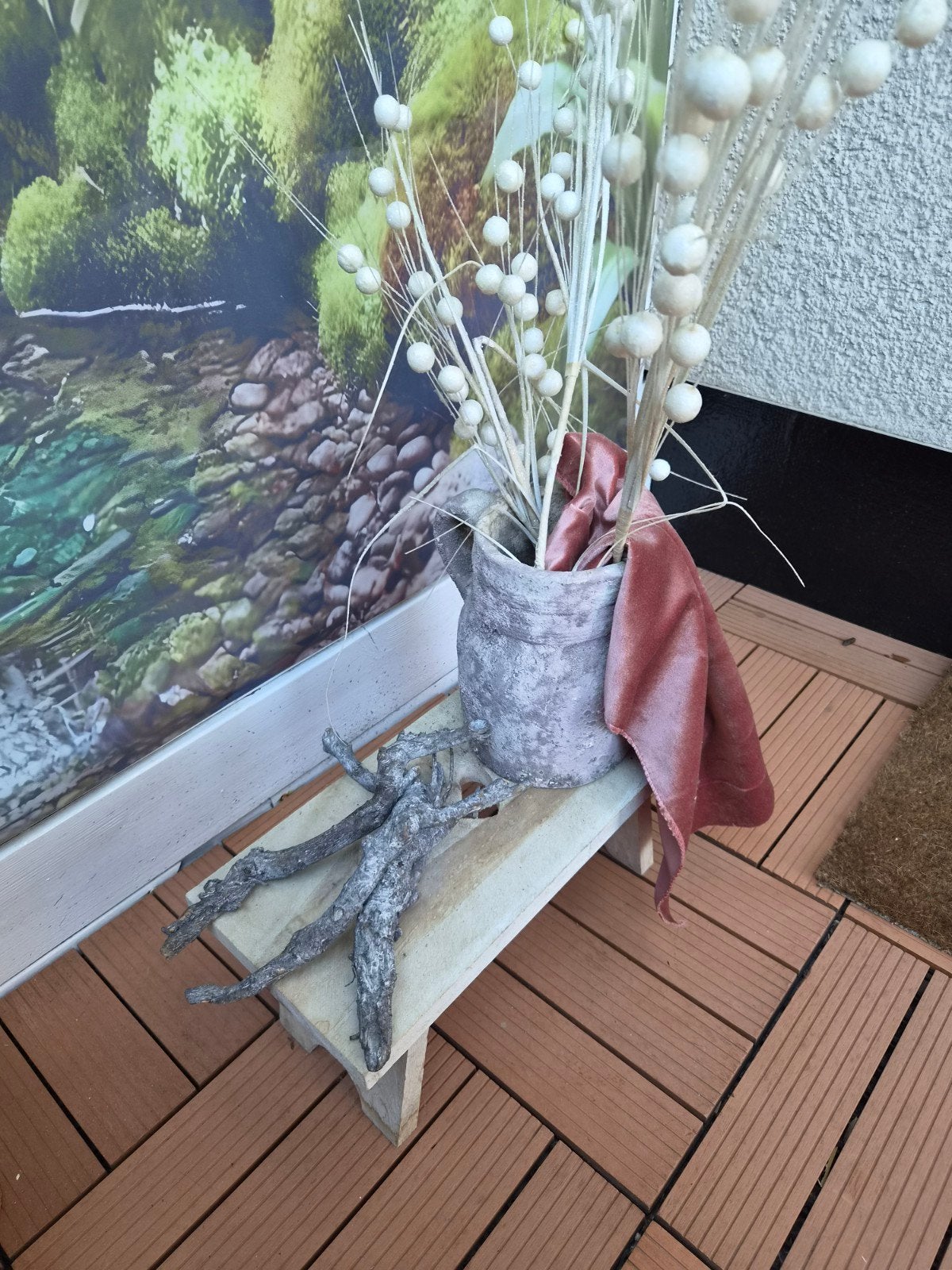 Decoratief laag tafeltje met vaas, doek en takjes, Ophalen, Hout, Gebruikt, Meerkleurig