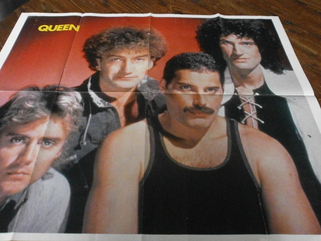 mooie xl poster jr 80  Queen /  Saxon, Verzamelen, Posters, Verzenden, Zo goed als nieuw, A1 t/m A3, Muziek