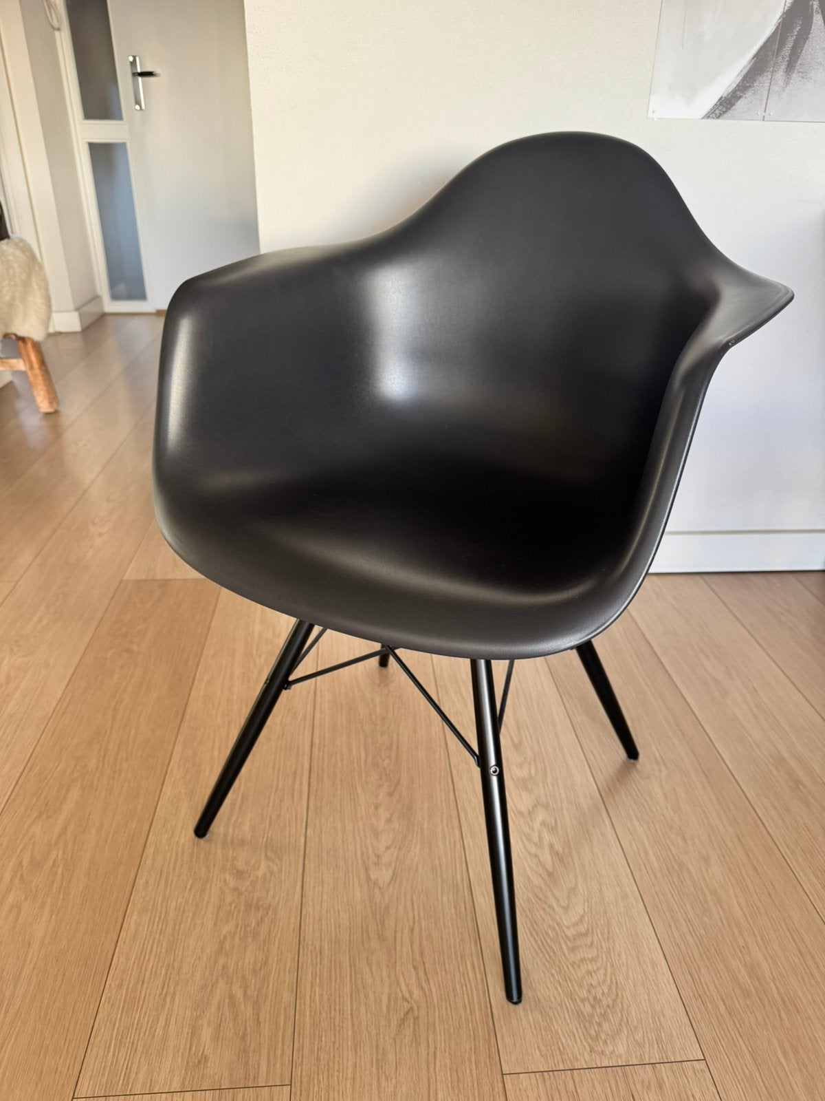 VItra Eames DAW stoel met zwart esdoorn onderstel, Huis en Inrichting, Kunststof, Zwart, Ophalen of Verzenden, Zo goed als nieuw