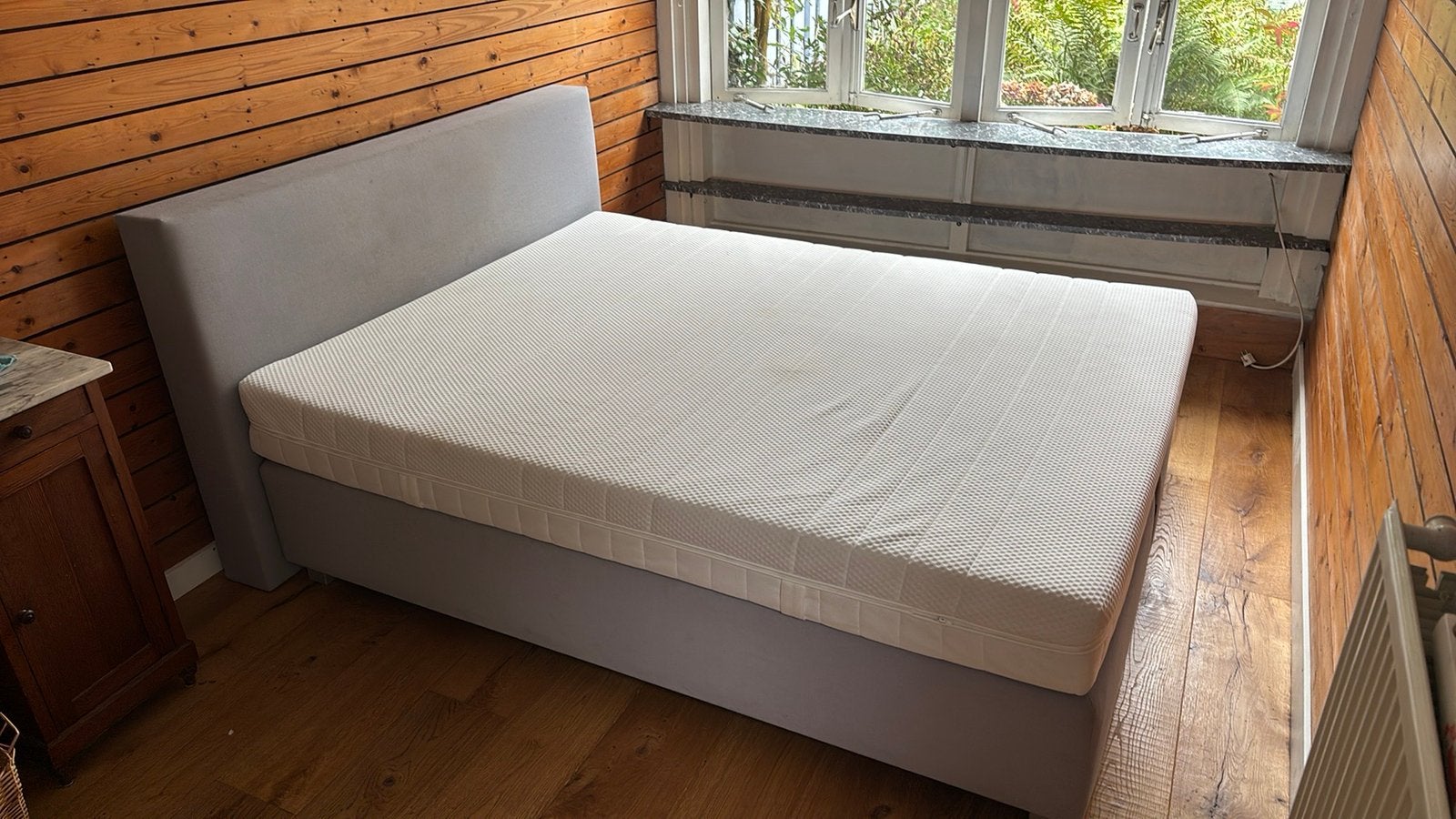 Boxspring incl.2 Karlsson Jörn matrassen lichtgrijze stof, Huis en Inrichting, Slaapkamer | Boxsprings, Ophalen, Gebruikt, Tweepersoons