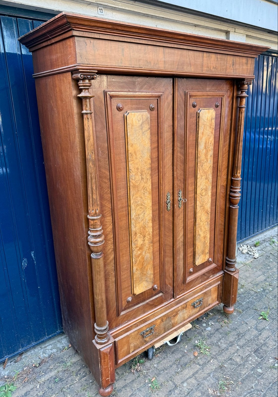 Antieke houten kledingkast met lade, Ophalen