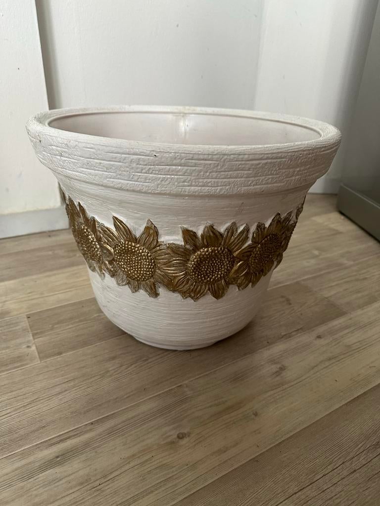 Witte bloempot met gouden zonnebloemen, Tuin en Terras, Bloempotten, 25 tot 40 cm, Gebruikt, Rond, Binnen