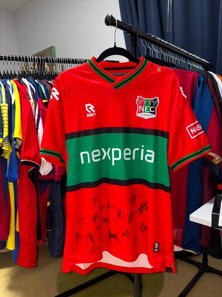 Gesigneerd NEC Nijmegen shirt 2024-25 met certificaat!, Ophalen of Verzenden, Nieuw, Voetbal