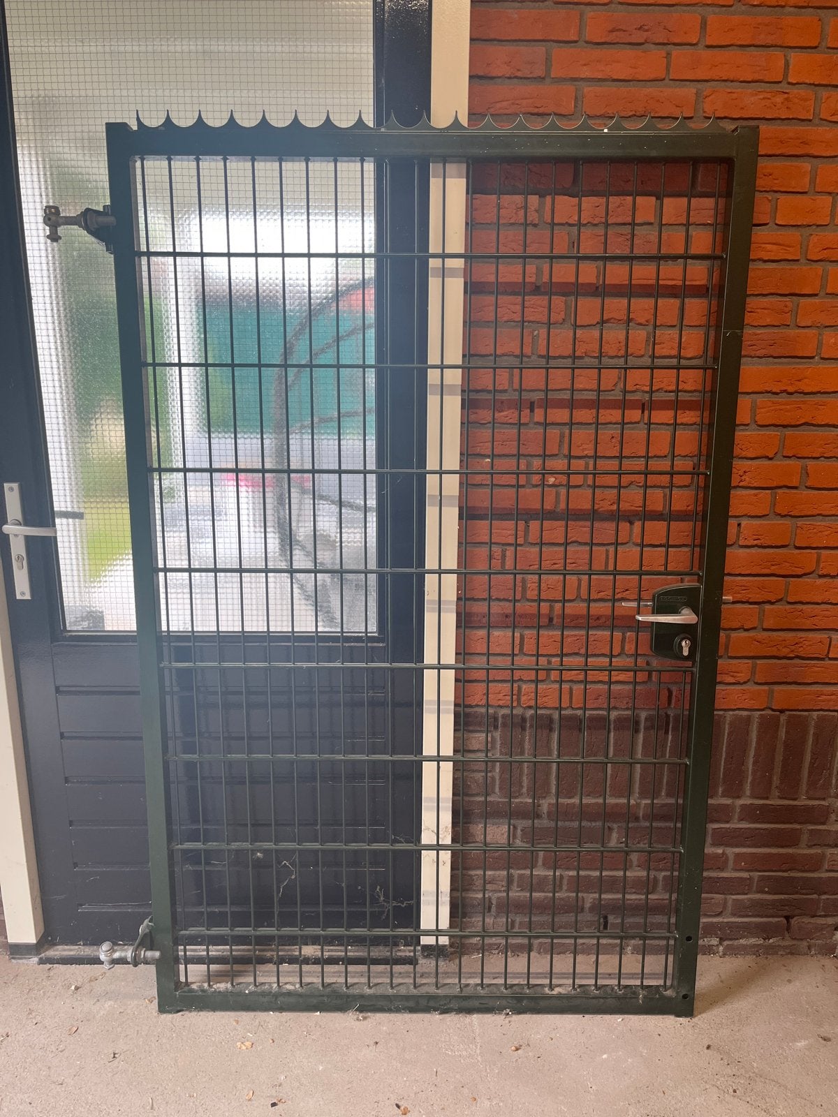 Enkele Groene metalen tuinpoort met paal en Locinox slot, Ophalen, 100 tot 150 cm, Zo goed als nieuw, Looppoort