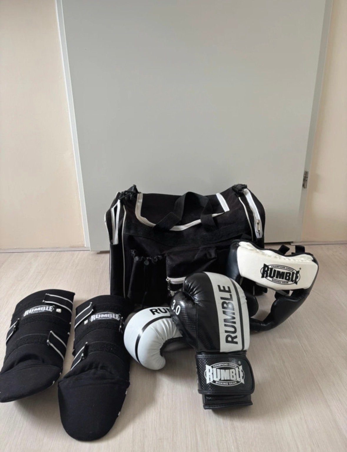 Rumble Boksset: Handschoenen, Scheenbeschermers, Hoofdbesche, Sport en Fitness, Ophalen of Verzenden, Gebruikt, Bokshandschoenen