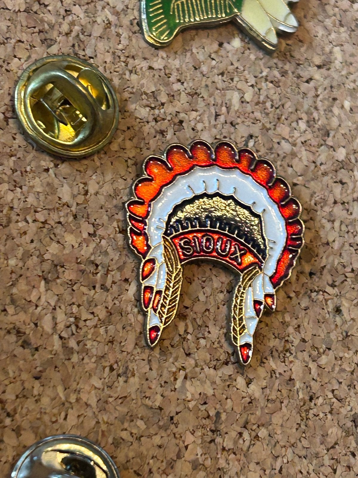 Vintage Sioux Indianen Hoofdtooi Pin, Ophalen of Verzenden, Gebruikt, Overige onderwerpen, Speldje of Pin