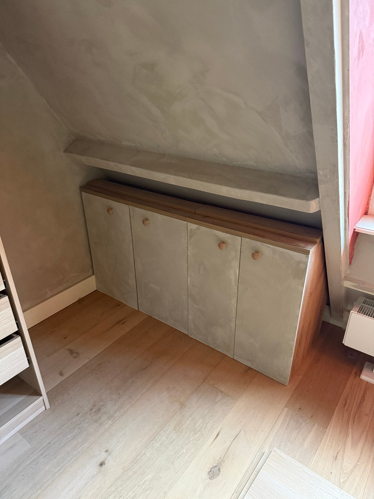 Op maat gemaakte inbouwkast voor schuine wand, Ophalen, Zo goed als nieuw
