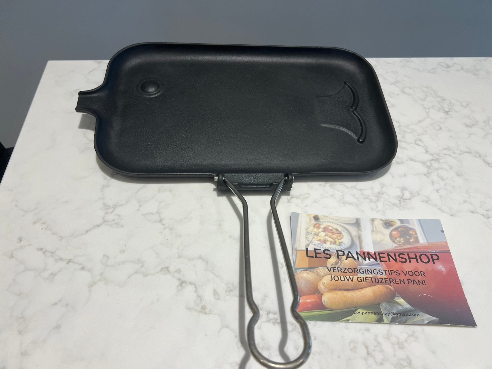Schaarse Le Creuset Plancha ‘Vis’ 33x20 cm heel goed, Koekenpan, Gietijzer, Le Creuset, Ophalen of Verzenden