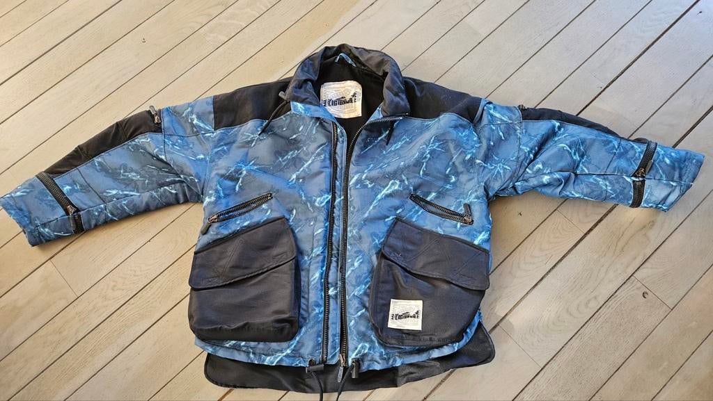 Ski jas blauw - Born to Ride - Nooit gebruikt!, Maat 42/44 (L), Nieuw, Ophalen of Verzenden, Onbekend