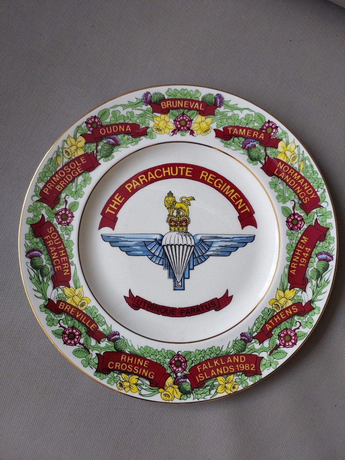 Bord The Parachute Regiment - Arnhem, Normandy, Bruneval, et, Ophalen of Verzenden, Nederland, Embleem of Badge