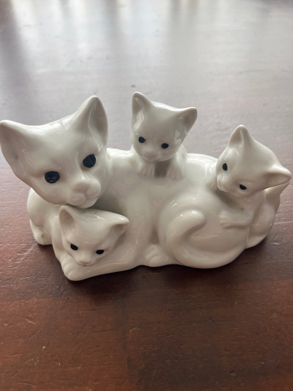 Schattig Keramiek Beeldje: Poes met drie kittens, Antiek en Kunst, Antiek | Keramiek en Aardewerk, Ophalen of Verzenden