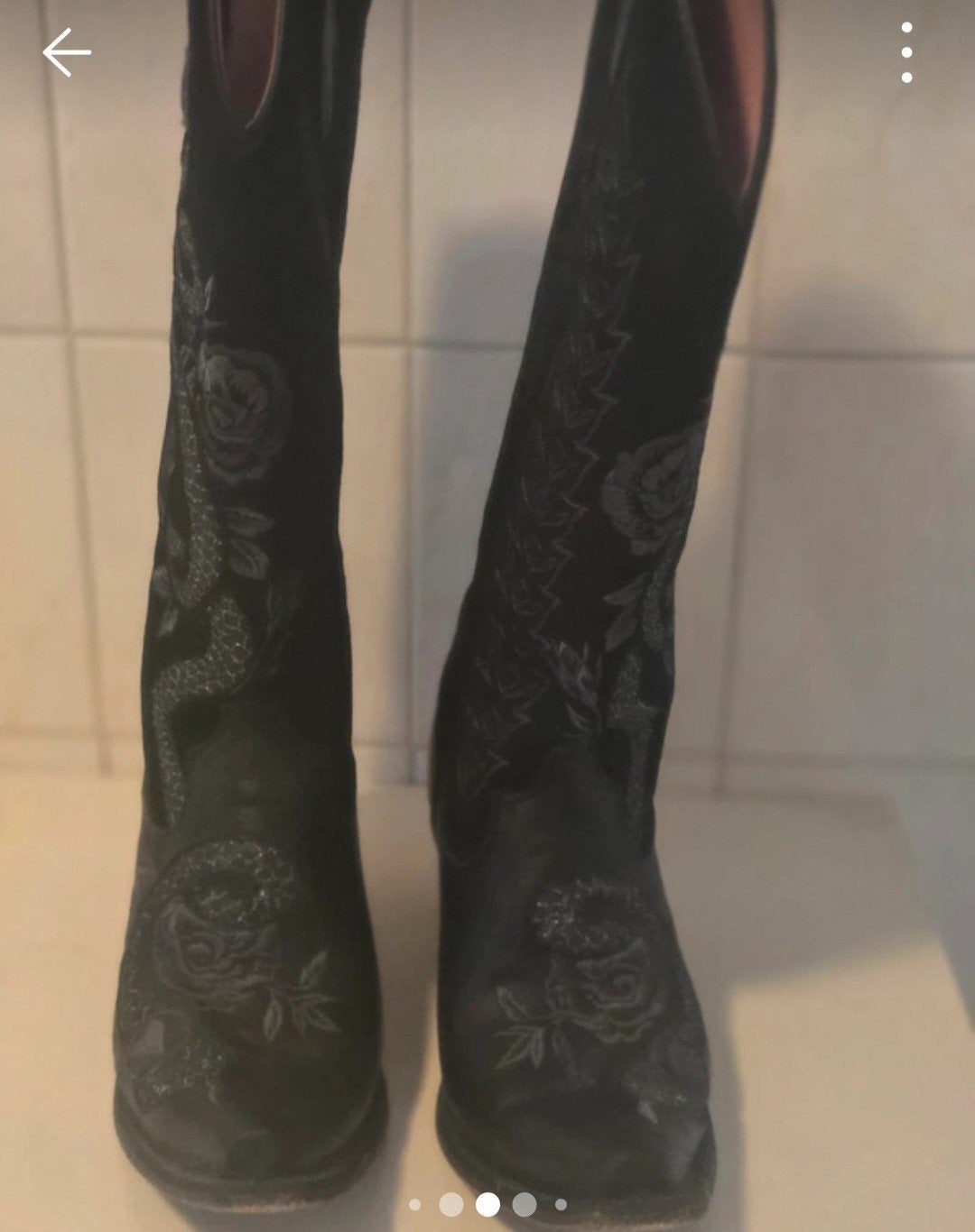 Zwarte cowboylaarzen met slangen- en rozenborduurwerk, Kleding | Dames, Schoenen, Ophalen of Verzenden, Gedragen, Zwart, Lage of Enkellaarzen