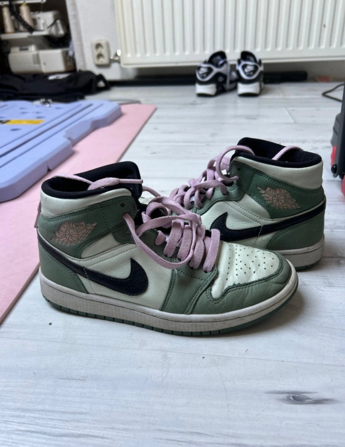 Nike Air Jordan 1 Mid SE - Groen/Wit met Roze Veters, Ophalen of Verzenden, Gedragen, Groen, Sneakers of Gympen