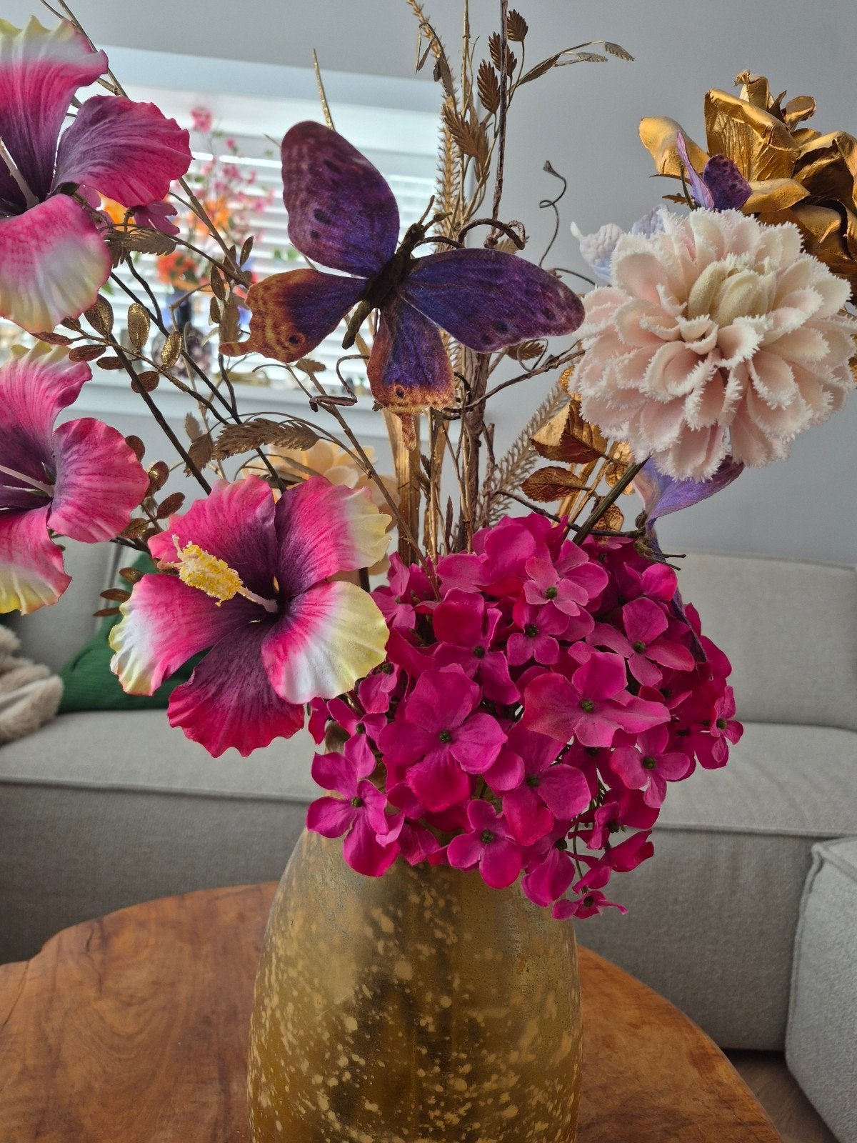 Grote vaas met zijden bloemen en vlinders, Ophalen, Overige materialen, Meerkleurig, Inclusief decoratie