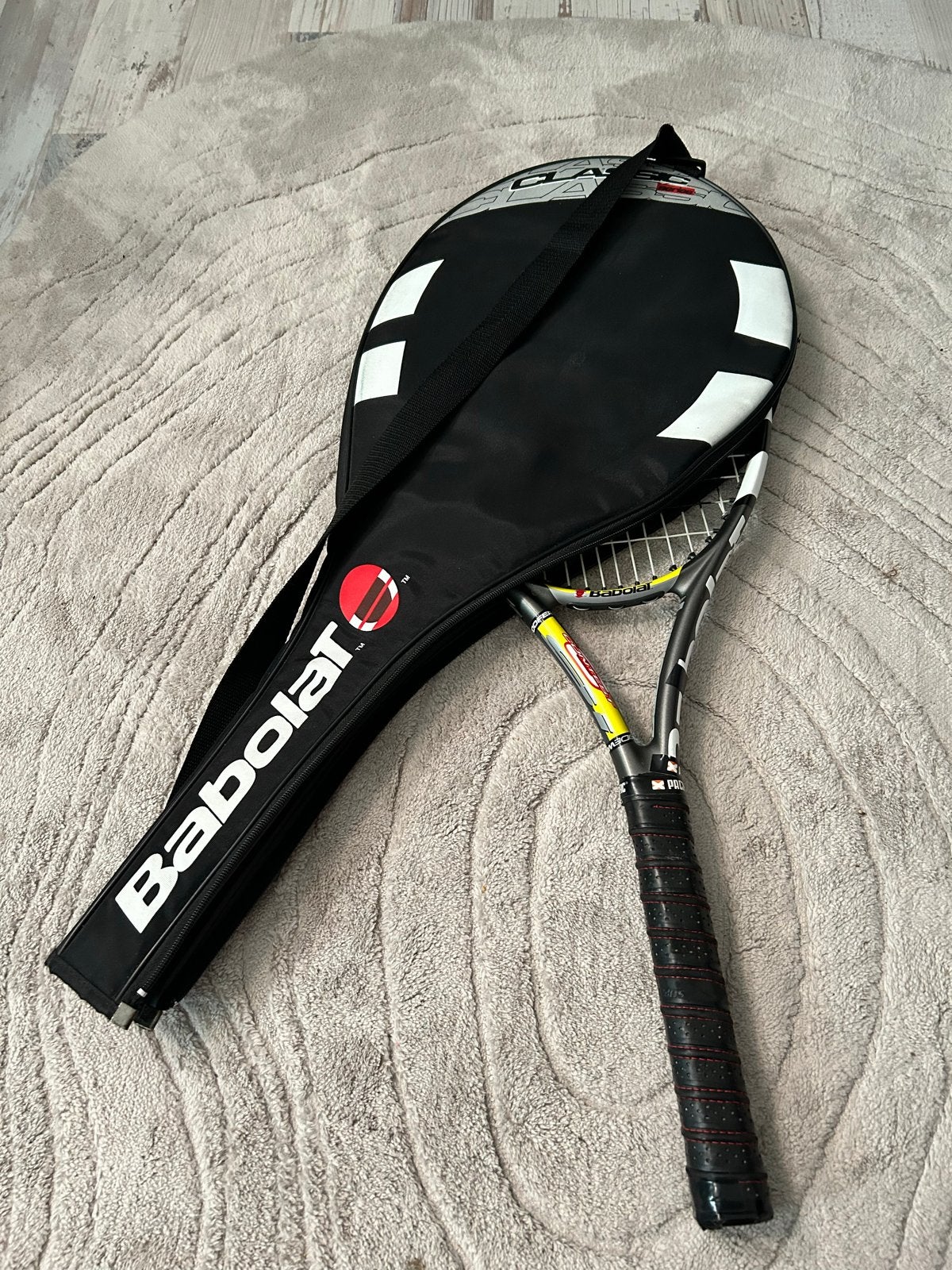 Babolat Tennissracket met hoes - Zo goed als nieuw, Sport en Fitness, Tennis, Ophalen of Verzenden, Zo goed als nieuw, Racket