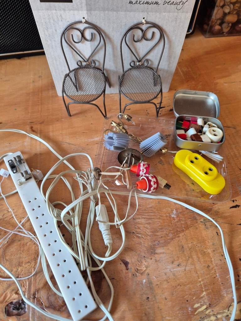 Poppenhuis vintage lampjes 1:12 Extra electra en 2 stoeltjes, Ophalen, Gebruikt, Staal