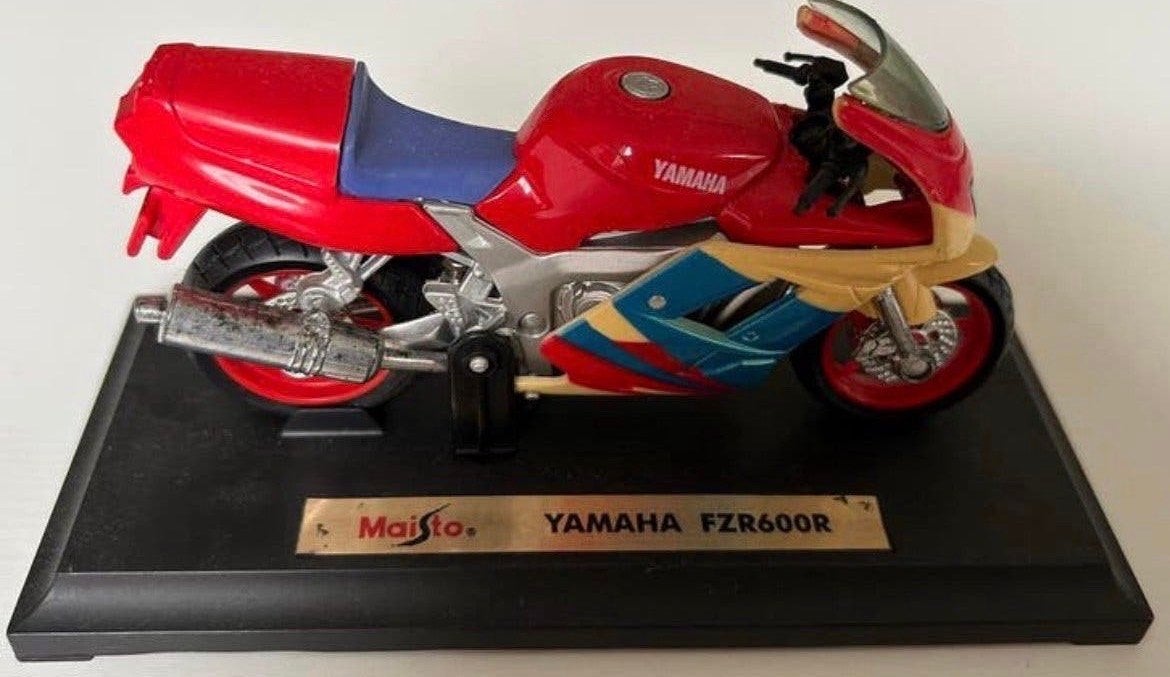 Maisto Yamaha FZR 600 R 1:18 Schaalmodel op Standaard, Hobby en Vrije tijd, Ophalen of Verzenden, Zo goed als nieuw, Motor, Maisto
