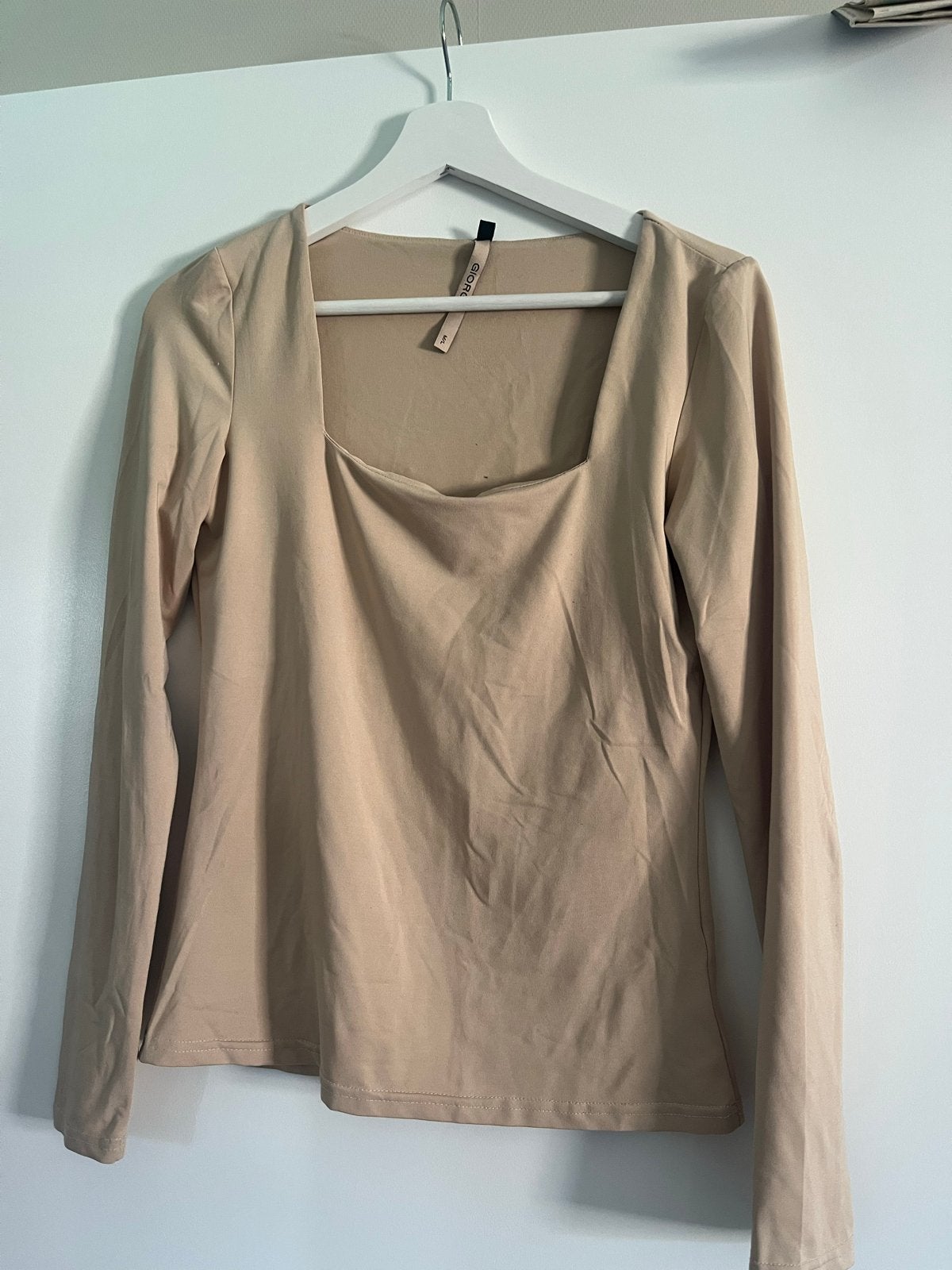 Nude top met lange mouwen en vierkante hals, Kleding | Dames, Tops, Maat 38/40 (M), Beige, Ophalen of Verzenden, Zo goed als nieuw
