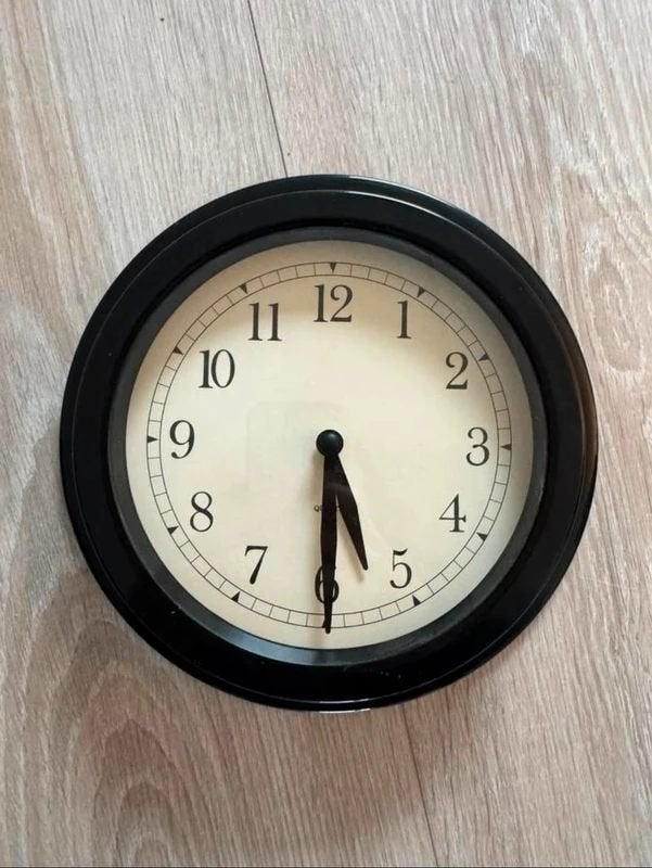 Antiek uitziende klok op batterij, Antiek en Kunst, Ophalen of Verzenden