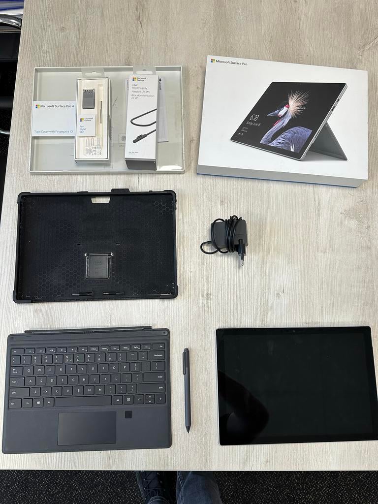 Microsoft Surface Pro 4 met Toetsenbord en Pen, Usb-aansluiting, 12 inch, Ophalen of Verzenden, Zo goed als nieuw