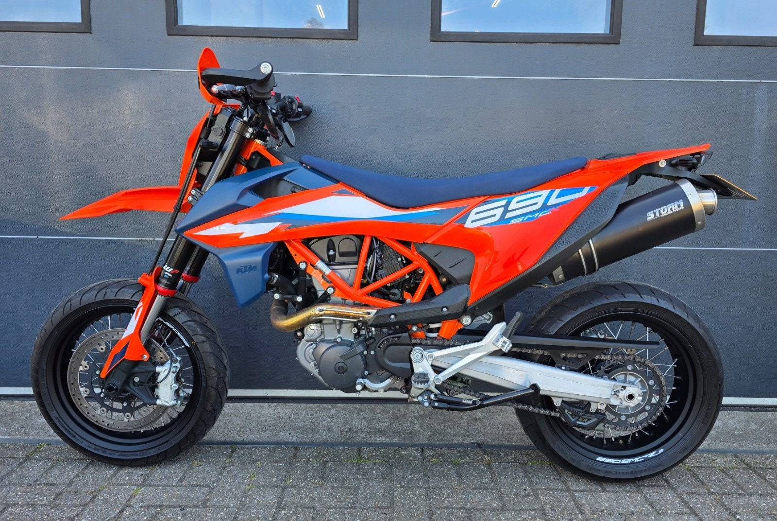 KTM 690 SMC R 2024 5500KM! 80PK, Motoren, Occasion, Motorrijbewijs A, Handgeschakeld, 1 cilinder