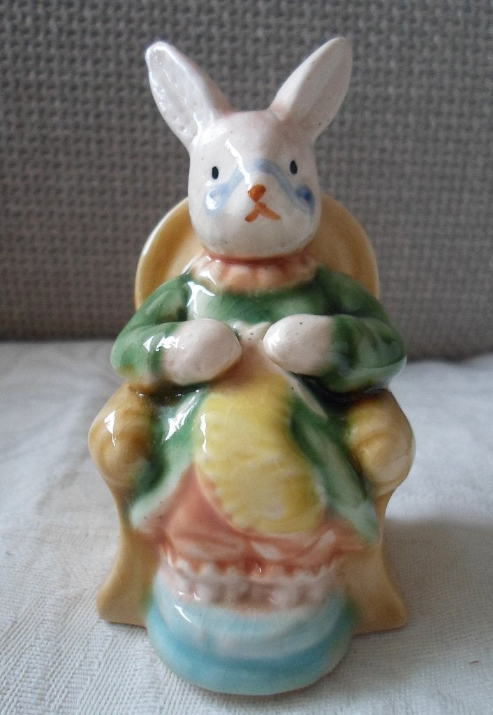 Porseleinen haas/Bunny breiend op stoel. Albert Kessler., Verzamelen, Beelden en Beeldjes, Ophalen of Verzenden, Zo goed als nieuw