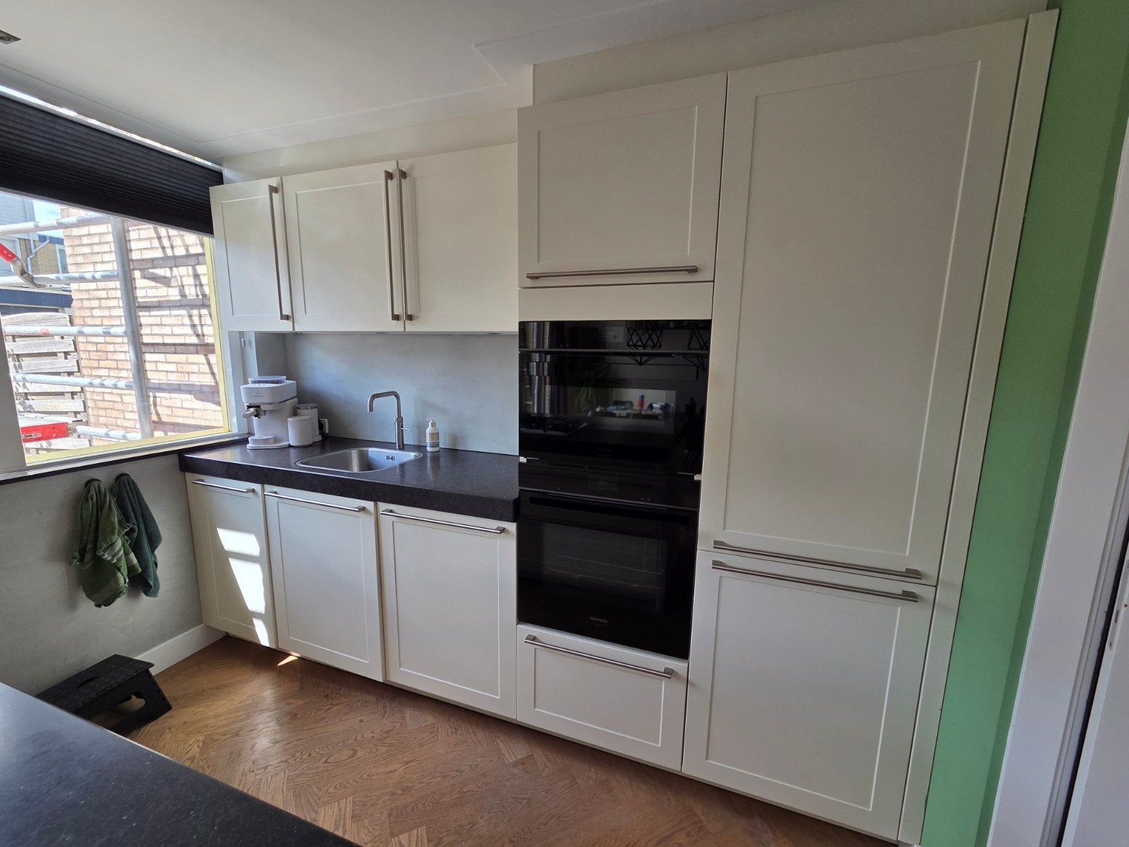 Moderne keuken met kookeiland en afzuigkap, Ophalen of Verzenden, Zo goed als nieuw, Composiet, Crème