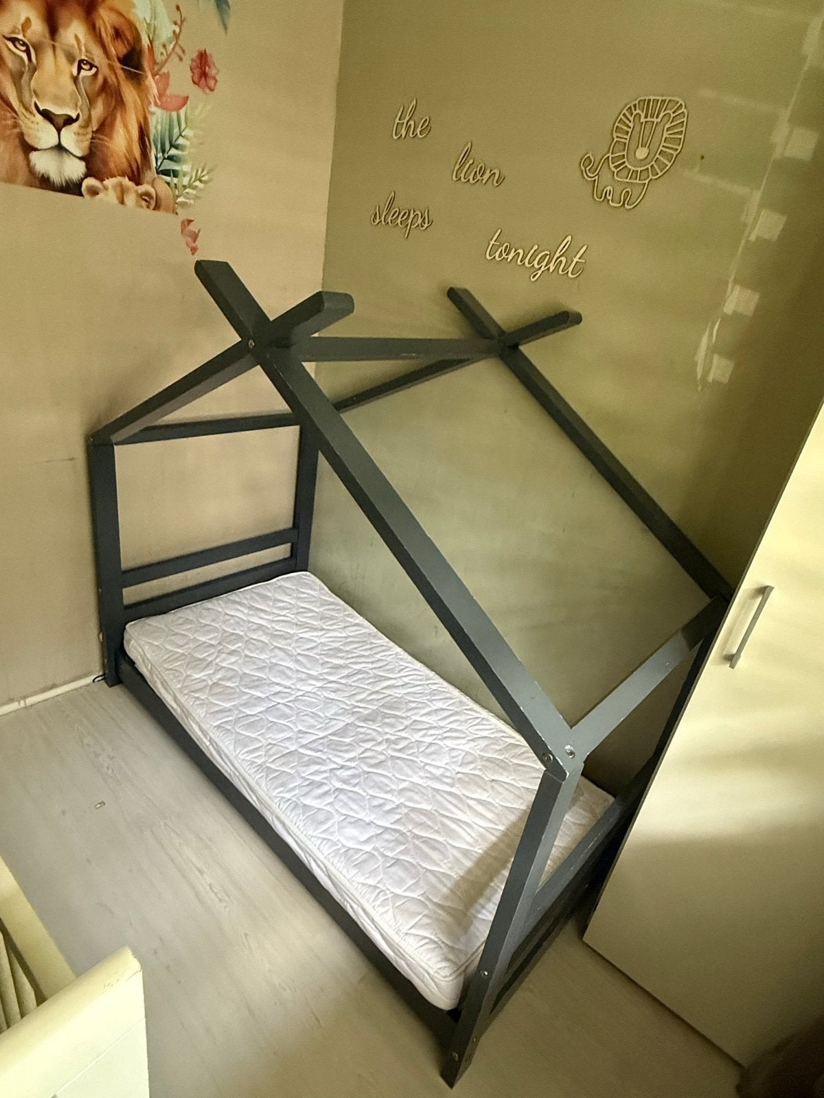 Peuterbed Huisbed Grijs met Matras, Kinderen en Baby's, Ophalen, Gebruikt, 70 tot 85 cm, 140 tot 160 cm