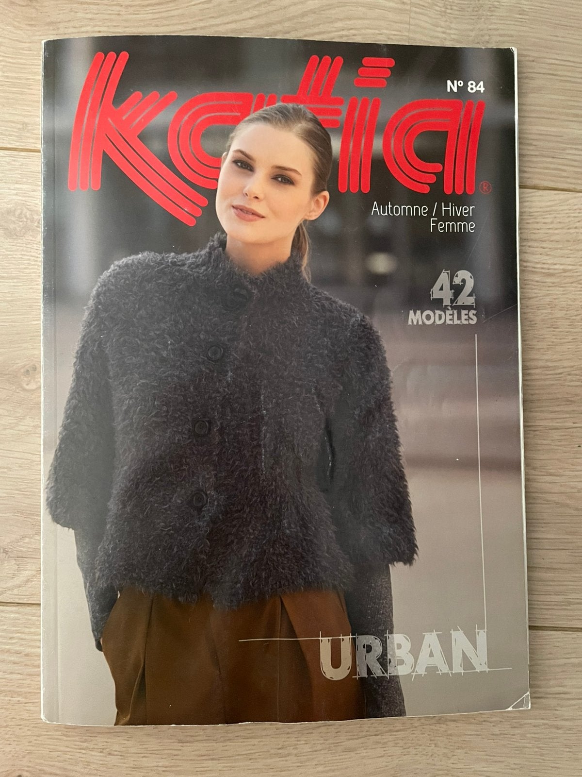Katia Urban nr 84 (voor €2,00 gelijk vekocht), Hobby en Vrije tijd, Ophalen of Verzenden, Zo goed als nieuw, Breien, Patroon of Boek