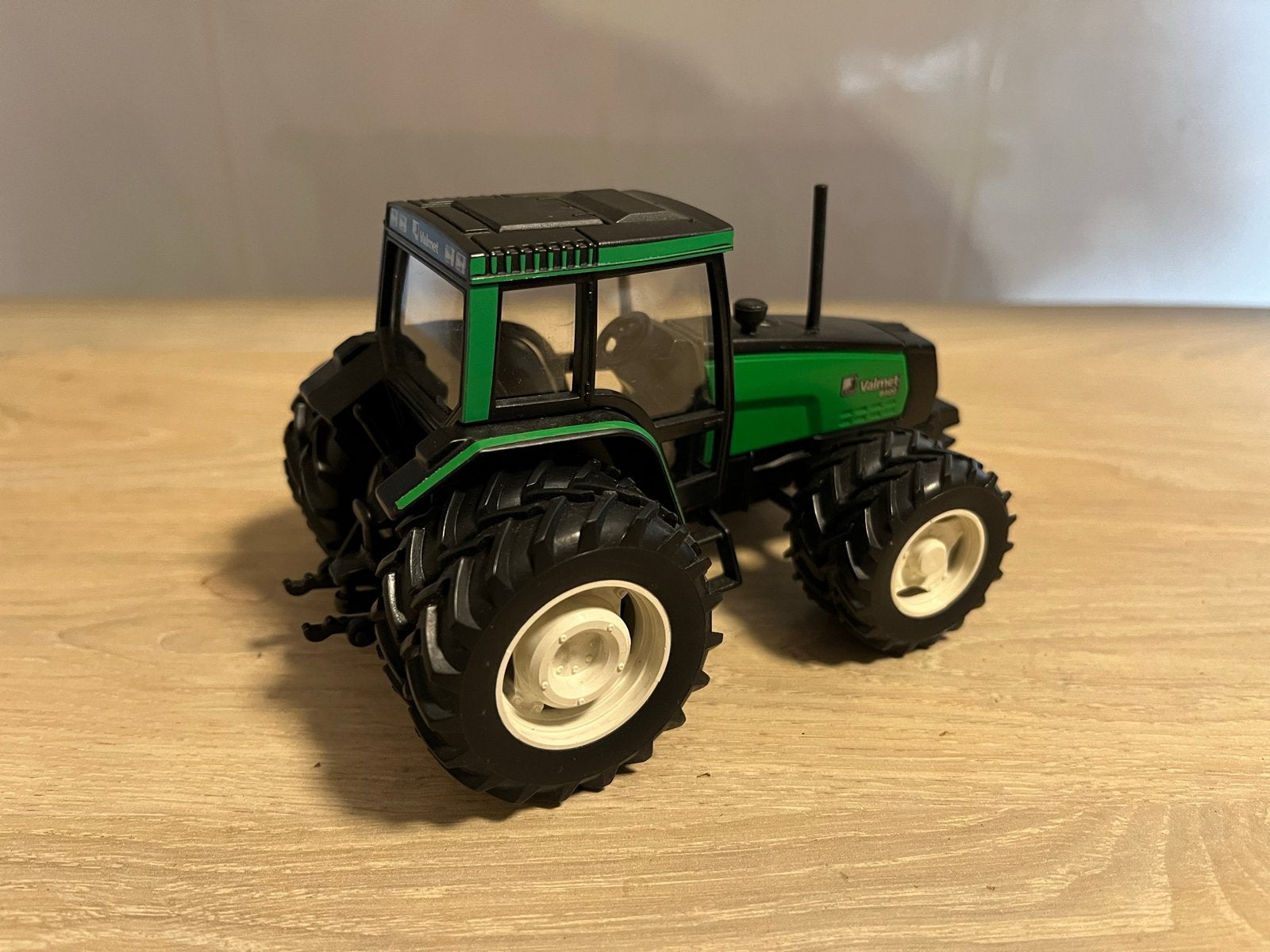 Valmet 8400 Miniatuur Tractor - Groen Speelgoedmodel, Ophalen of Verzenden, Zo goed als nieuw