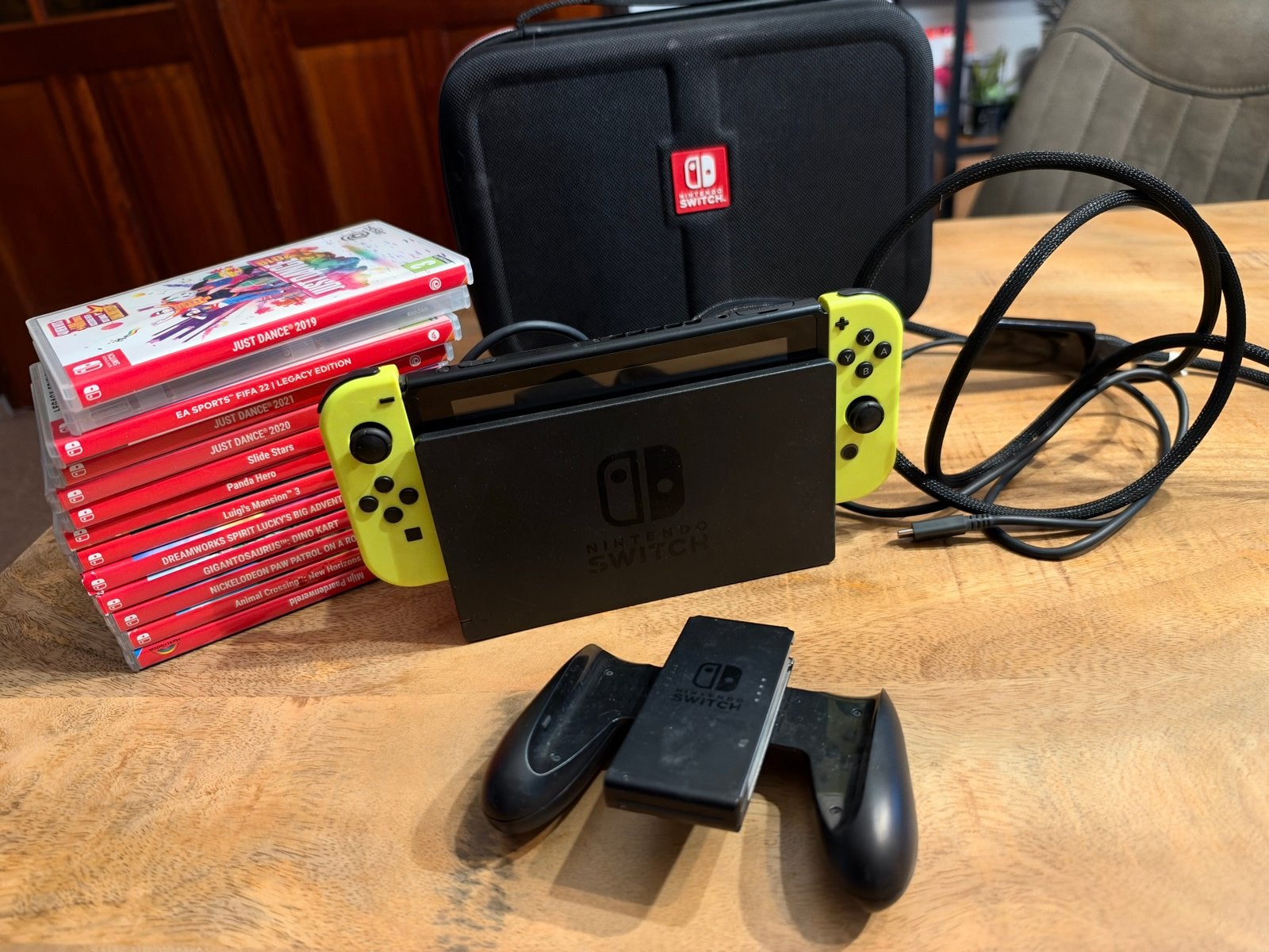 Nintendo Switch met opbergtas en diverse spellen, Spelcomputers en Games, Ophalen, Met 2 controllers, Switch Original, Gebruikt
