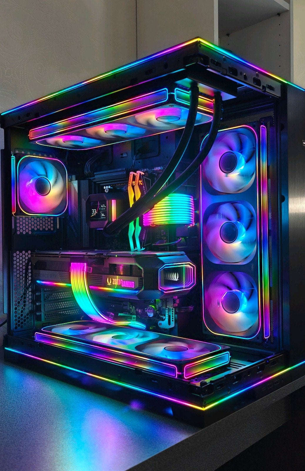 Foto 2 van [NIEUW] Game PC | RTX 5080 | Ryzen 9800x3d | 32GB | Gen5 SSD