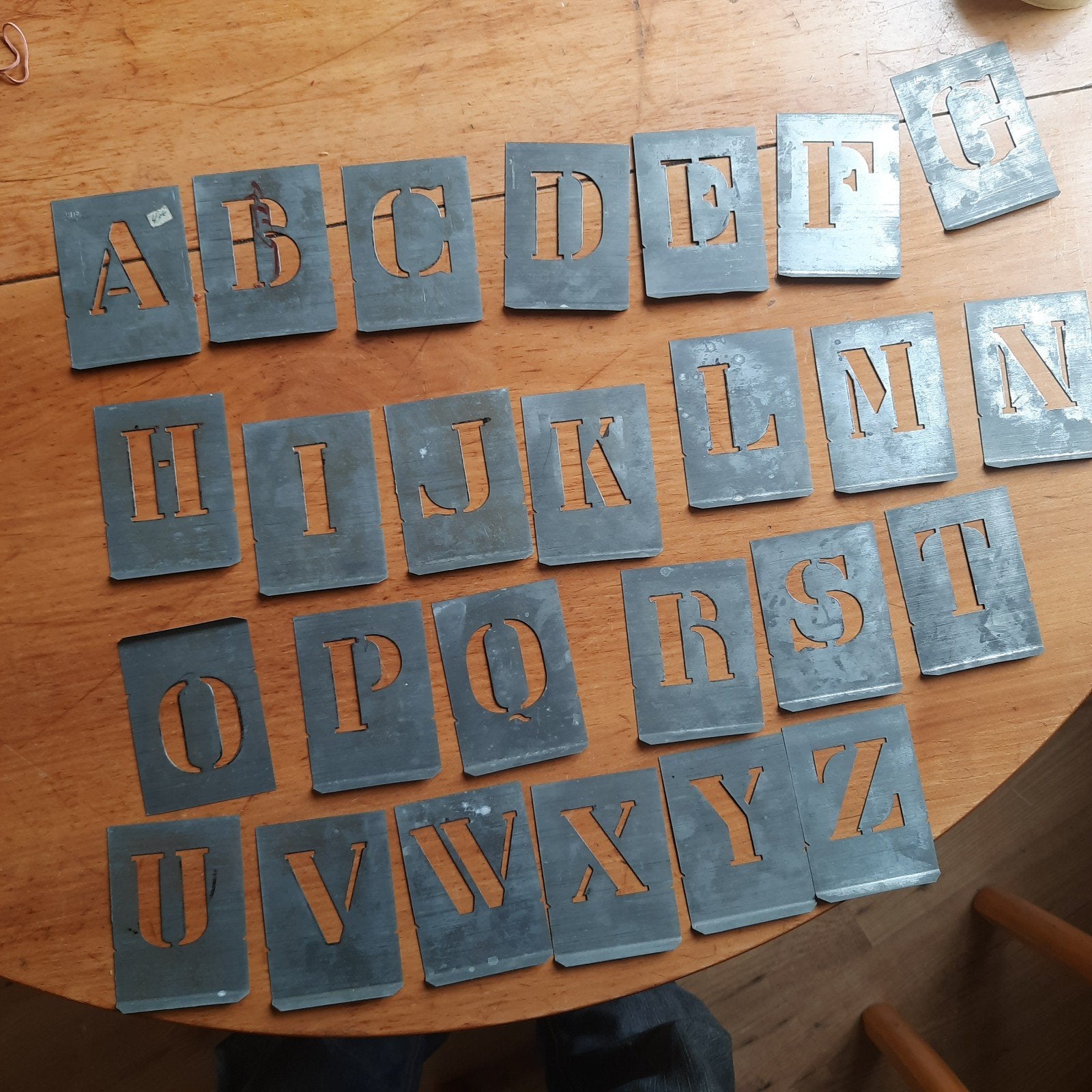 Antieke Blikken Spuitmallen Lettersjablonen Spuitsjablonen, Antiek en Kunst, Antiek | Gereedschap en Instrumenten, Verzenden