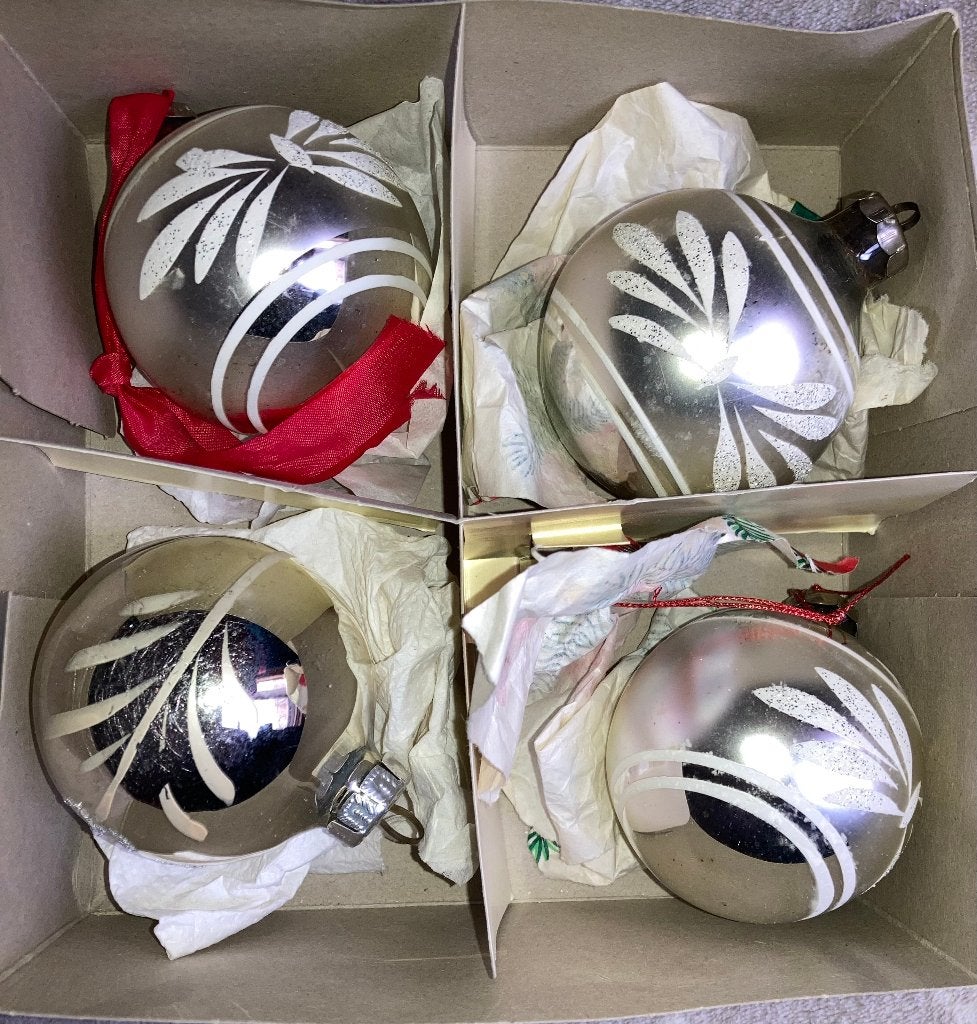 Oude kerstbal met decor in doos nr 91, Diversen, Ophalen of Verzenden, Gebruikt