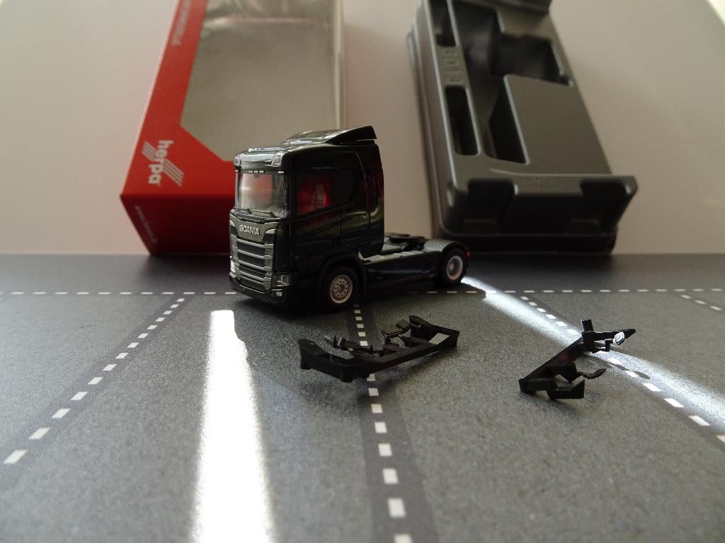 706 herpa 307666 scania cr nd 2-as trekker zwart 1:87 truck, Ophalen of Verzenden, Nieuw, Bus of Vrachtwagen, Herpa