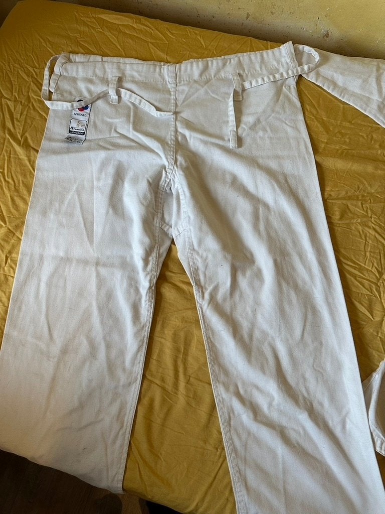 Karate pak Mt. 3/160 en boxhandschoenen kind, Judo, Zo goed als nieuw, Vechtsportkleding, Maat M