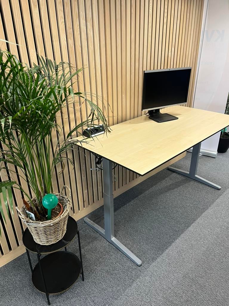 Foto 4 van Elektrisch verstelbaar zitbureau 160x80cm (Ahrend)