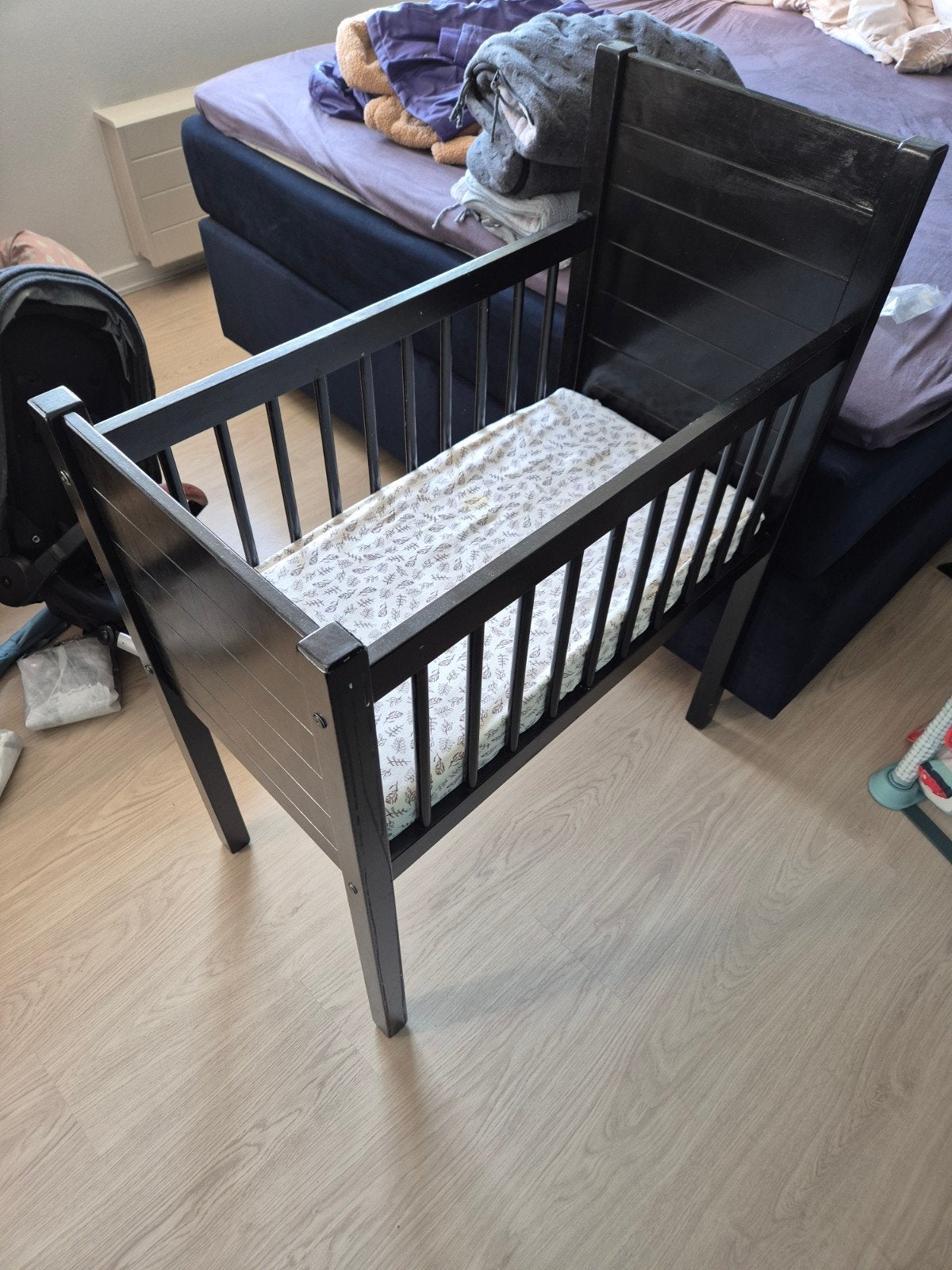 Zwart houten wiegje met matrasje, Kinderen en Baby's, Babywiegjes en Ledikanten, Ophalen, Gebruikt, Wieg