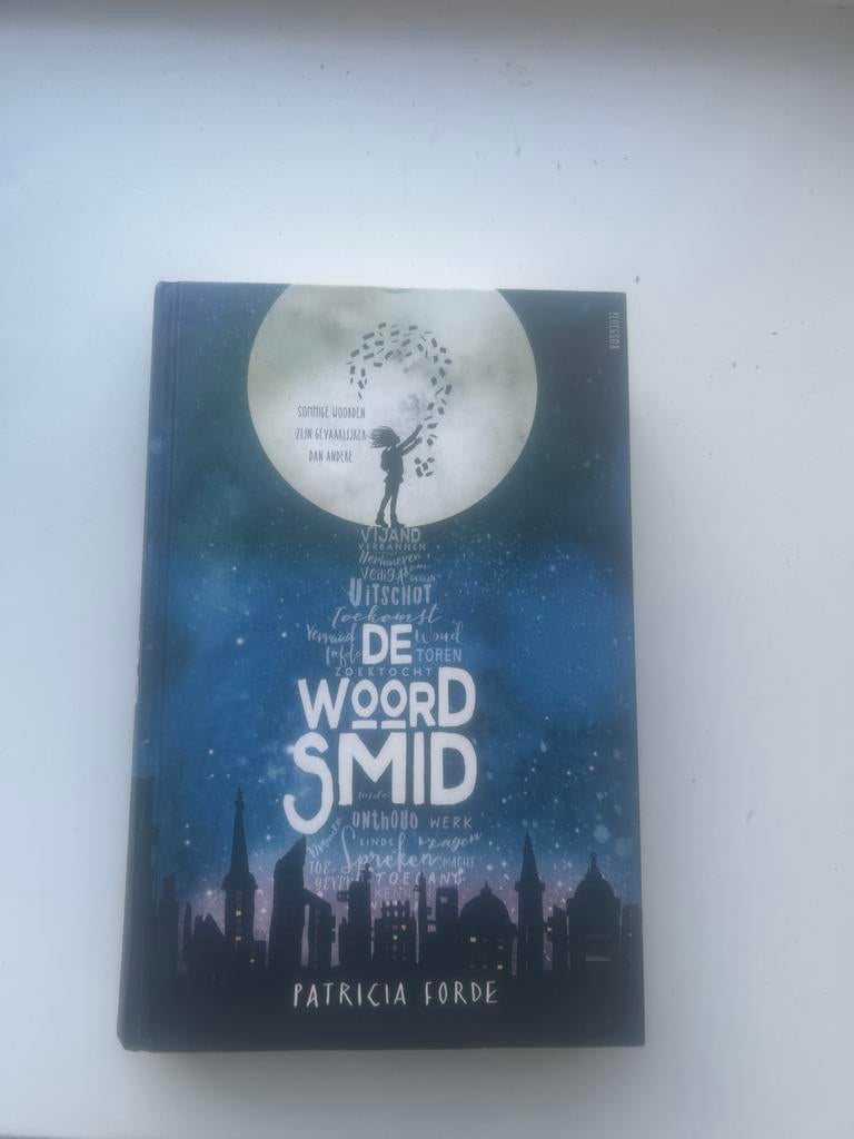 De Woordsmid - Patricia Forde (Jeugdboek), Ophalen of Verzenden, Gelezen, Nederland