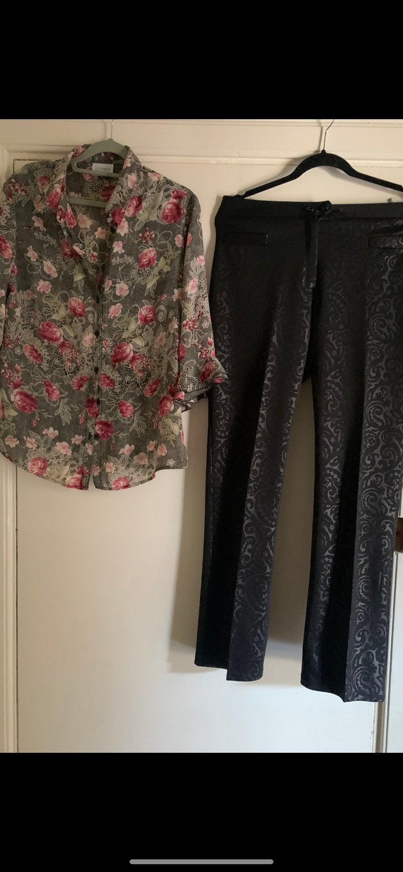 Bloes met bloemenprint en zwarte broek maat M, Kleding | Dames, Maat 38/40 (M), Zwart, Ophalen of Verzenden, Zo goed als nieuw