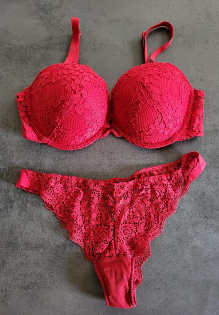 Lingerie set bh 75D string L rood kant, Hunkemöller, Ophalen of Verzenden, Rood, Setje