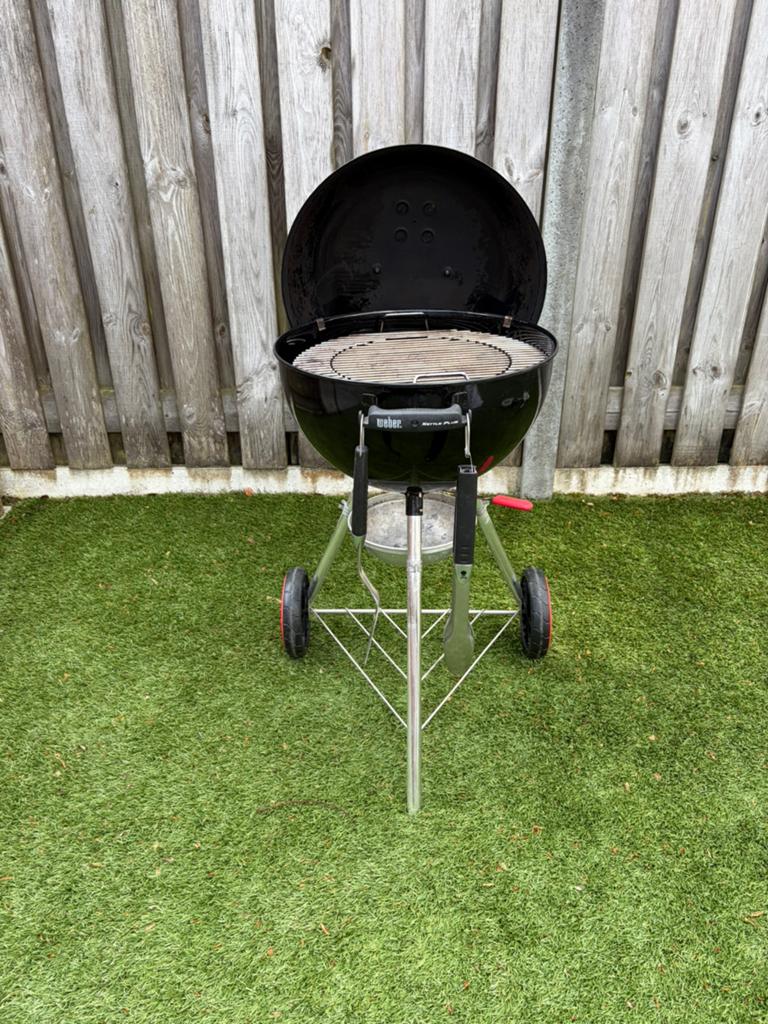 Gebruikte Weber Kettle Plus 47cm inclusief accessoires, Ophalen of Verzenden, Gebruikt