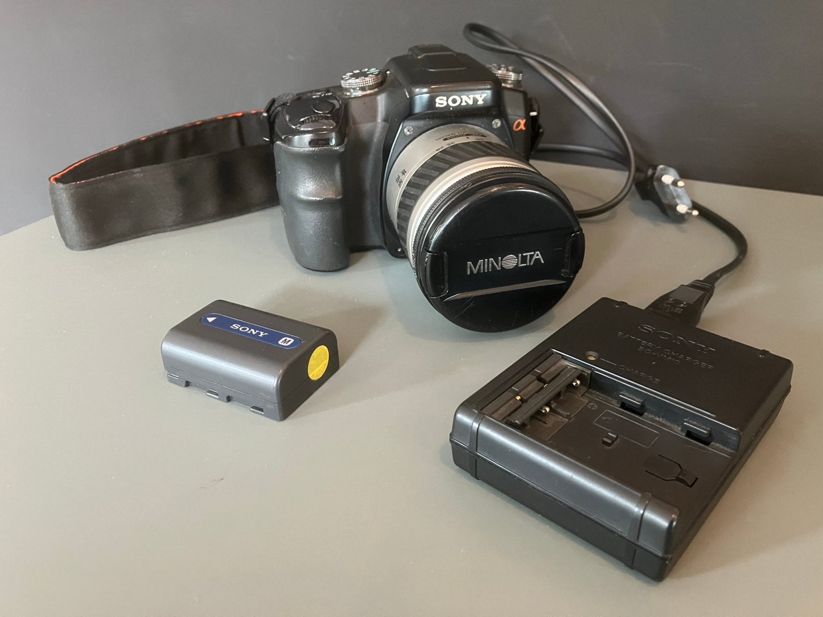Sony Alpha 100 DSLR + Minolta 28-80mm Lens Complete Set, Gebruikt, Spiegelreflex, Ophalen of Verzenden, Accu